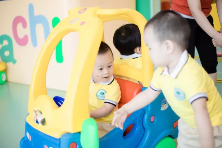 告别“哭潮”，暑假入园好处多！ · 配图