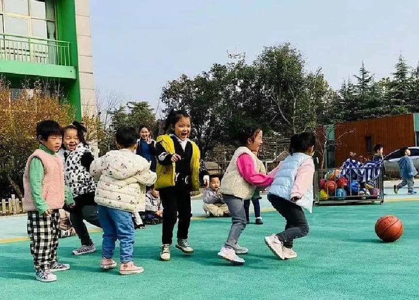 欢“趣”运动 乐享童年 | 幼儿园锻炼进行时 · 配图