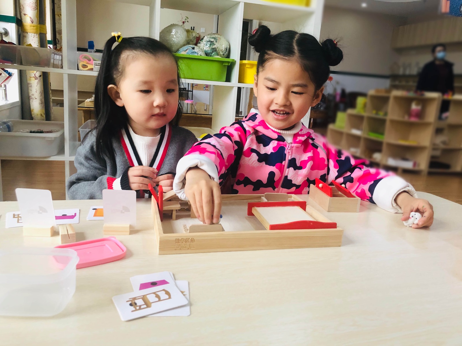 第一天上幼儿园哭闹不止怎么办？试试这个套路