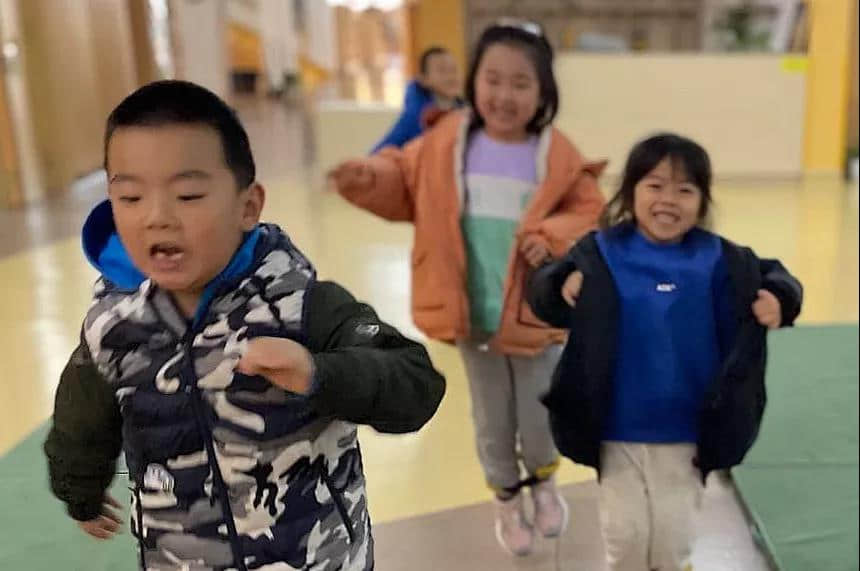 欢“趣”运动 乐享童年 | 幼儿园锻炼进行时 · 配图